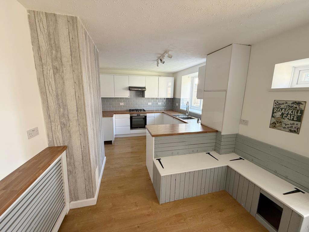 Lot: 158 - HOUSE FOR INVESTMENT - kitchen and dining room to the rear of the house